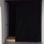 Drasland: voorkant met ingang van de installatie waarachter zich een geheel donkere ruimte bevindt