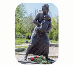 ‘Moeder rijst op uit de as’, gedenkmonument Armeense genocide 1915. Armenië-Yerevan. Onderdeel Toren van Babel, Kunstinstallatie ©Helena van Essen