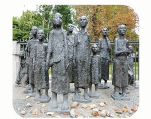 Monument Joodse slachtoffers nazi’s. Ravensbrück. wo-II. Duitsland, Berlijn. Onderdeel Toren van Babel, Kunstinstallatie ©Helena van Essen