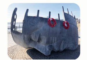 Monument koopvaardij. slachtoffers wo-II. Verenigd Koninkrijk, Wales, Cardiff Bay. Onderdeel Toren van Babel, Kunstinstallatie ©Helena van Essen