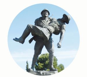 ‘Respect voor de Tommy’, monument Turkse soldaat helpt Australische officier, 1915. Turkije, Gallipoli. Onderdeel Toren van Babel, Kunstinstallatie ©Helena van Essen